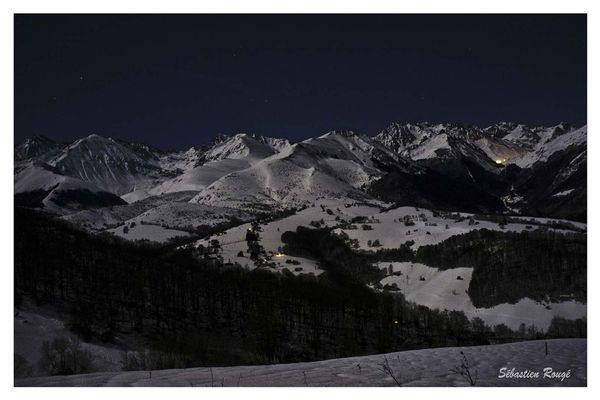 Raquettes de nuit randonnée en raquettes de nuit à la mongie hautes pyrénées